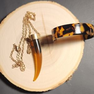 Jewelry for a real predator. Fang pendant, bracelet.